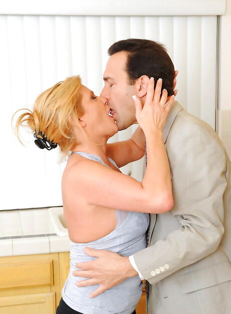 Mom Kissing Sex Pics