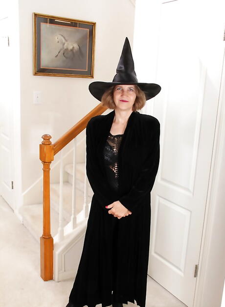 Sexy aged Bobby Bentley shows big hooters and puts a toy in her pussy 